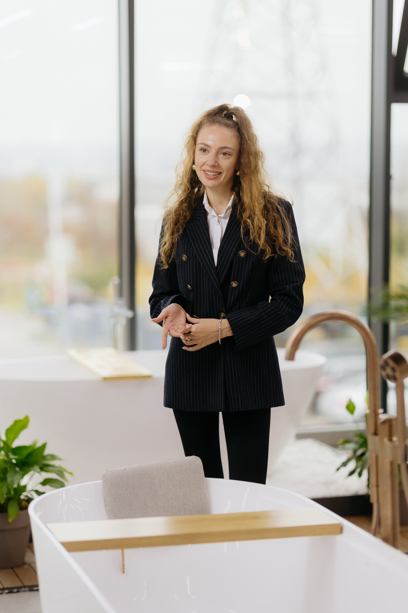 Colegă SIMPLEX în showroom, printre plante și mobilier de baie