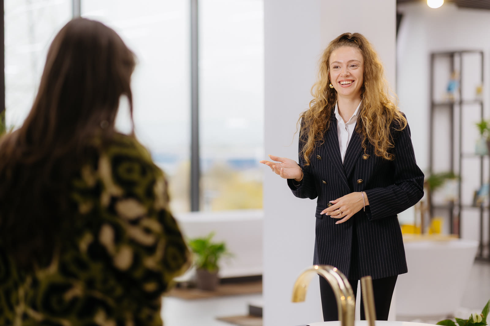 Colegă SIMPLEX în showroom, lângă o cadă și o fereastră mare