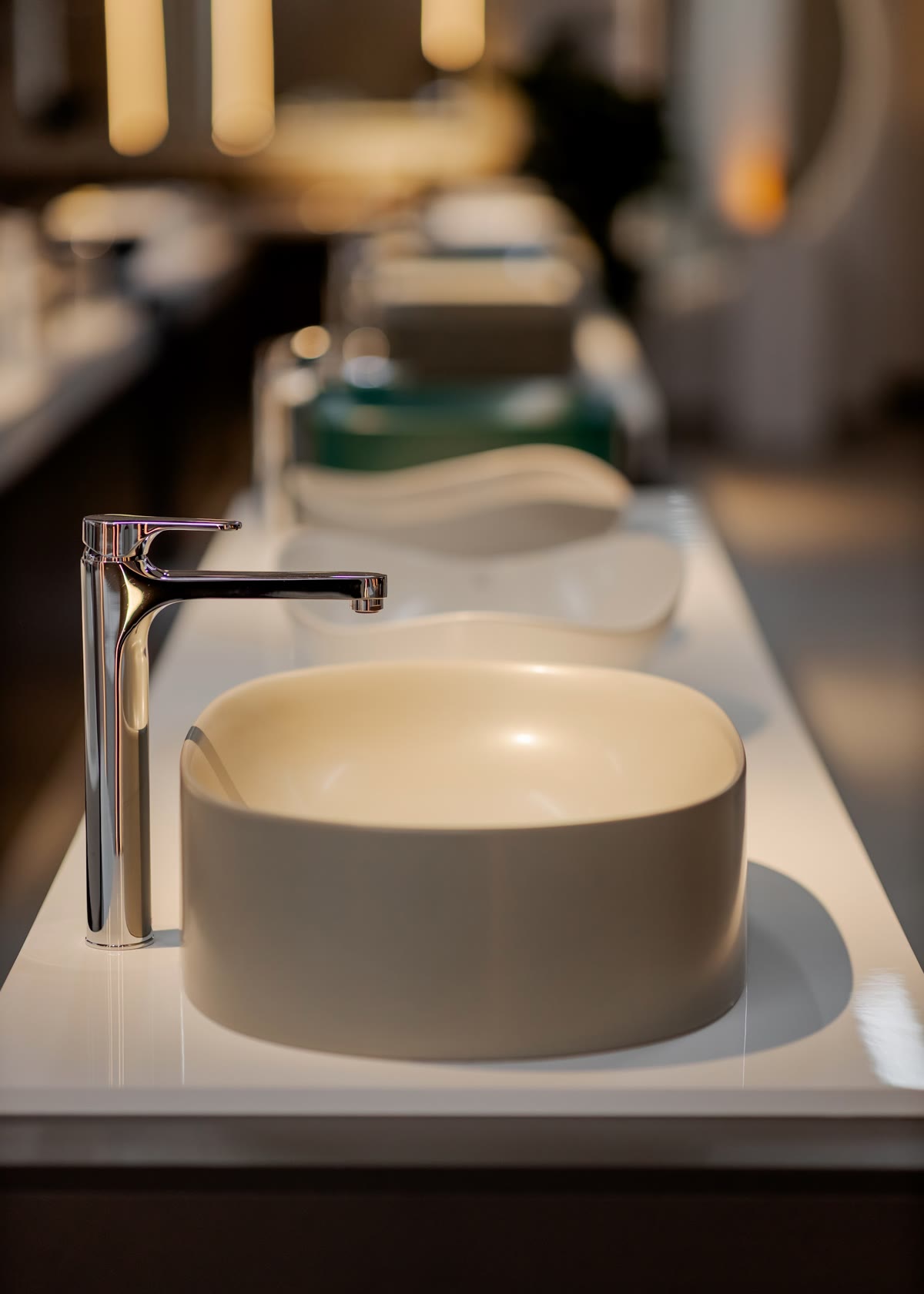 Lavoar rotund cu baterie înaltă cromată, în showroom-ul SIMPLEX