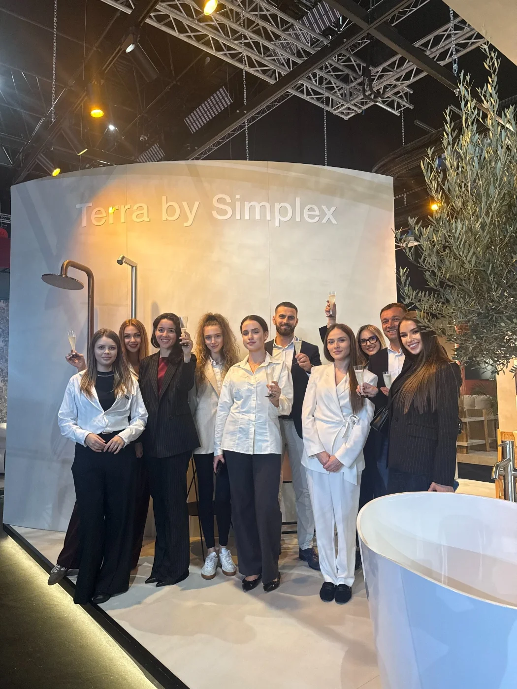 Echipa Simplex ridicând paharele la standul Terra by Simplex