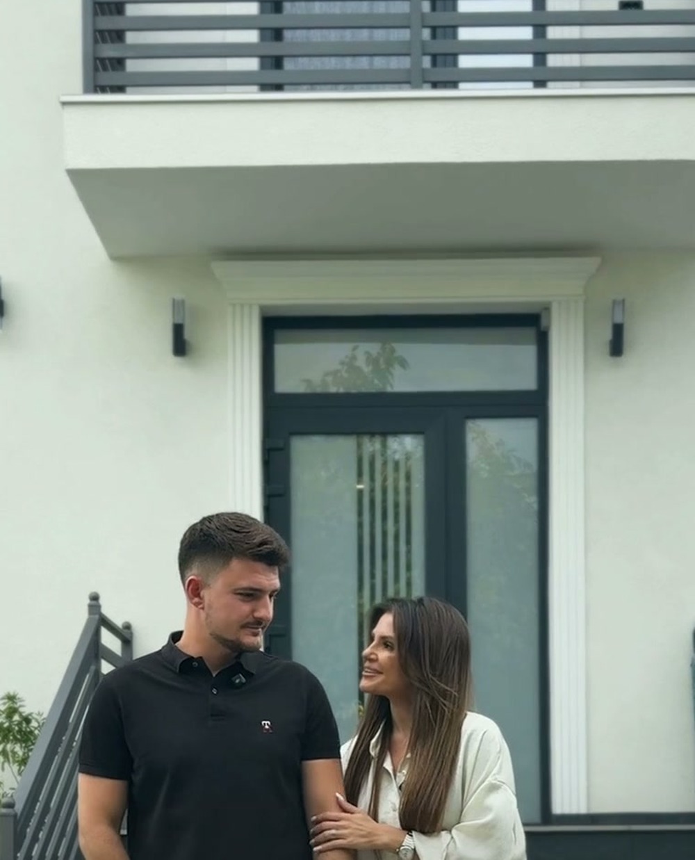 Marina și Dan Paniș în fața casei lor