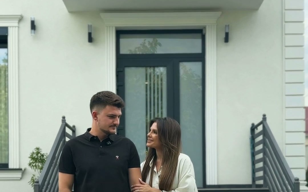 Marina Paniș și Dan Paniș în fața casei lor