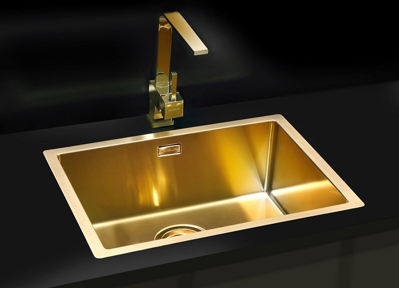Chiuvetă din inox cu finisaj PVD auriu, montată într-un blat negru